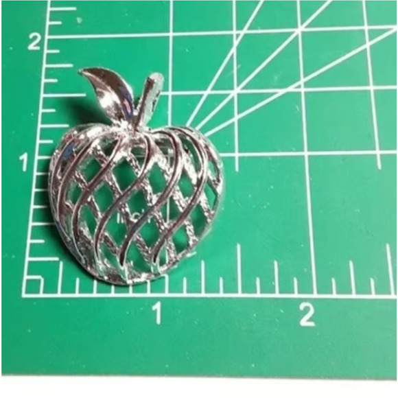 Vintage GERRYS Open Work Dome Shaped Apple Silver Tone Brooch Pin / Pendant - Picture 4 of 4